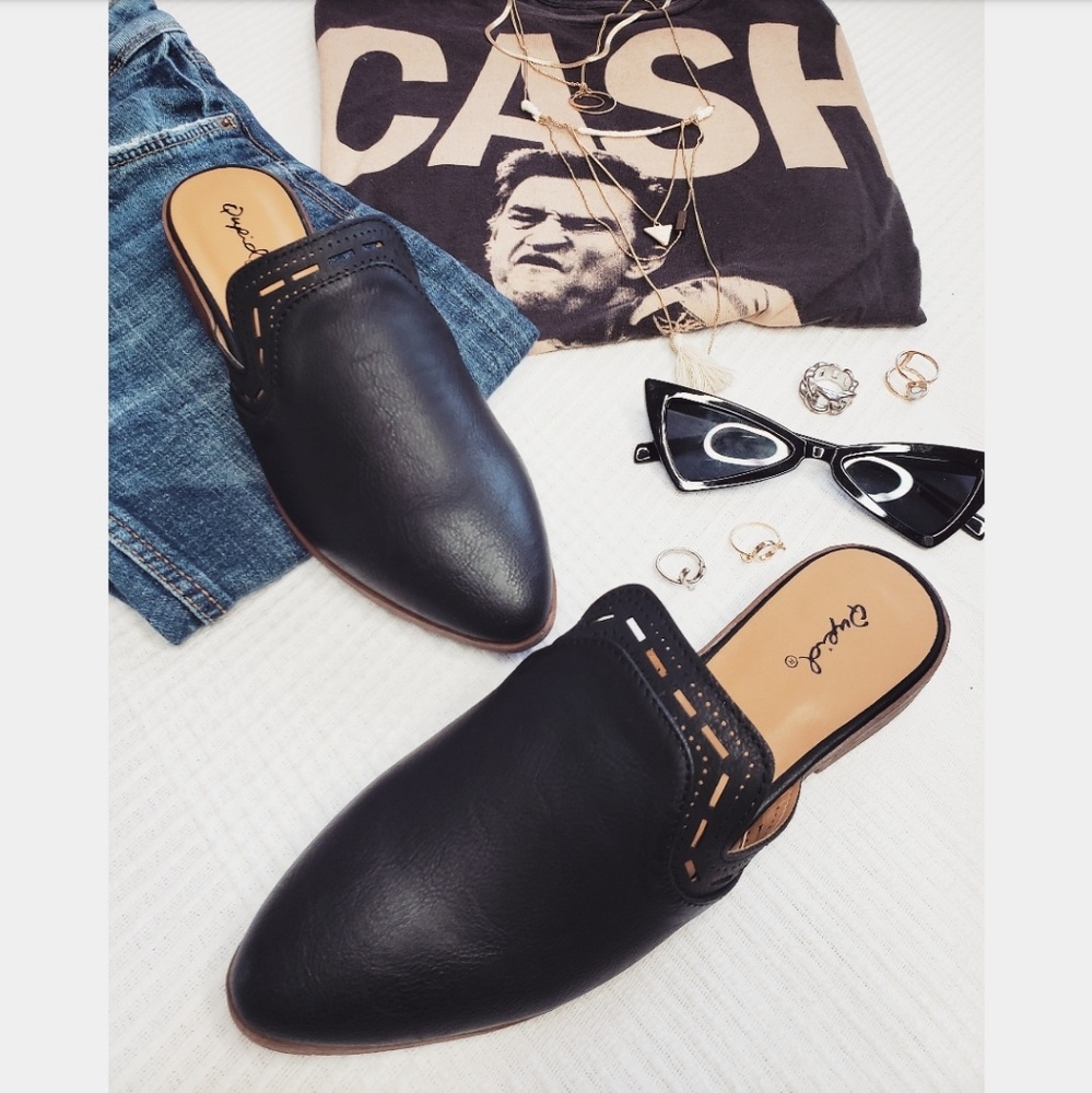 🆕️//The Cassidy// black mule flat - Picture 5 of 8